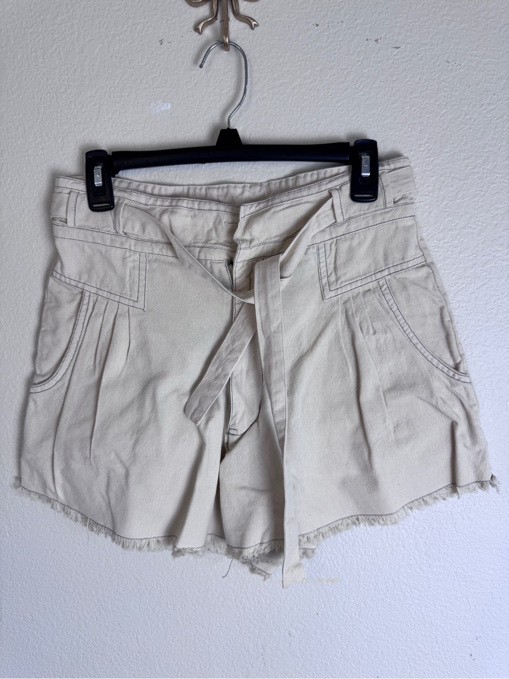 Free People One Off White Solid Linen Mid Rise Flat Front Button Shorts ~ Size 8